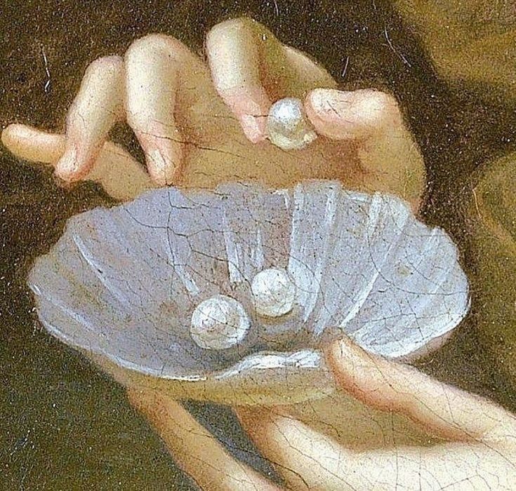 Detalhe de uma pintura com mãos, concha e pérolas
